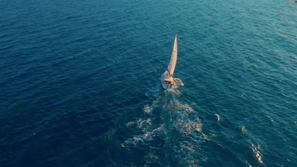 Vista aerea. Bella vista della vela Yacht in mare aperto . — Video Stock