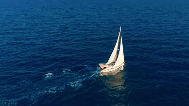 Vista aérea. Iate navegando em mar aberto no dia ensolarado. Barco à vela no mar . — Vídeo de Stock