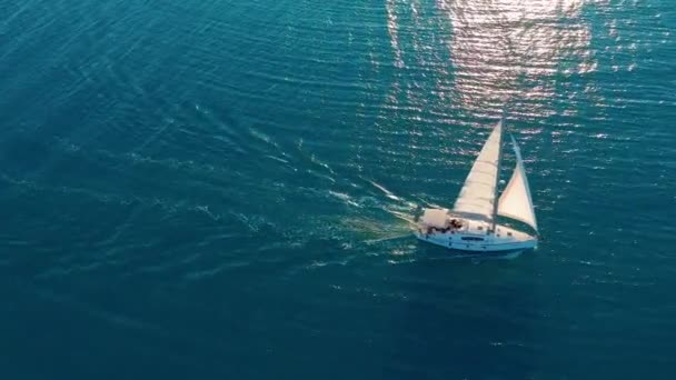 Aerial view. Yacht sailing on open sea at sunny day. Sailing boat in sea. — Stock Video