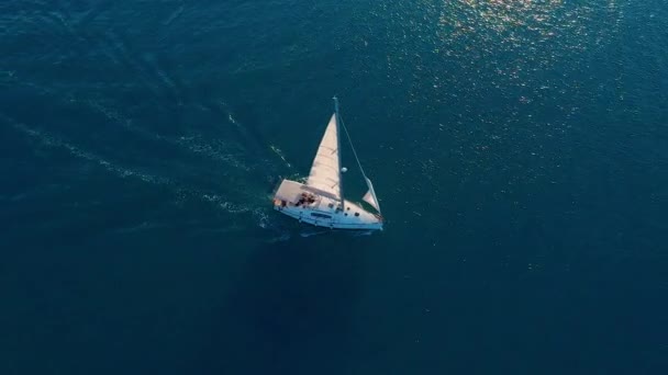 Luchtfoto. Prachtig uitzicht op jacht saile in open zee. — Stockvideo