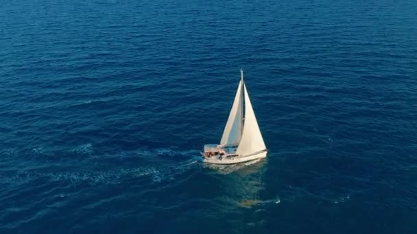Vista aérea. Bela vista de Yacht saile em mar aberto . — Vídeo de Stock