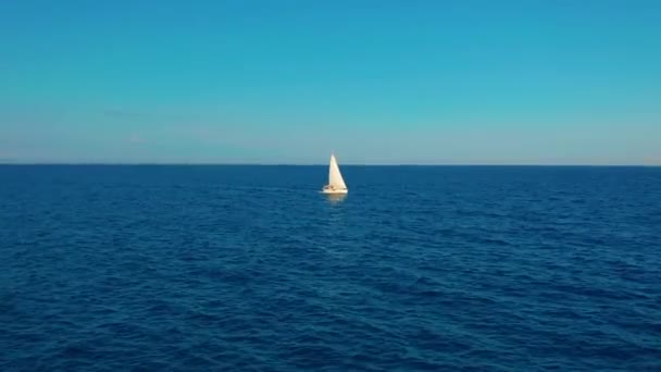 Vue aérienne. Bateau naviguant en haute mer par temps ensoleillé. Voilier en mer . — Video