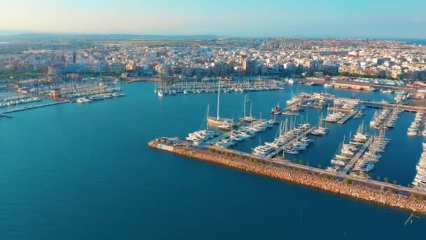 Вид с воздуха пристань для яхт с парусниками . — стоковое видео