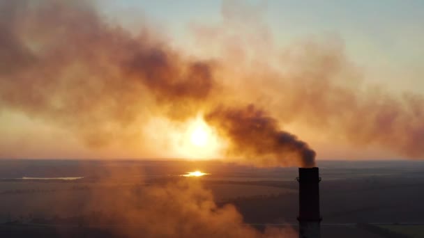 Pfeifen mit Rauch: Industrieproduktion, Fabrik. Dichter Rauch quillt aus Industrieröhren. Rauchender Schornstein. — Stockvideo