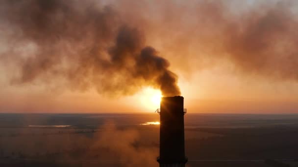 Rury z dymem: produkcja przemysłowa. Gruby dym pochodzi z przemysłowej chemney. Koncepcja zanieczyszczenia powietrza. — Wideo stockowe
