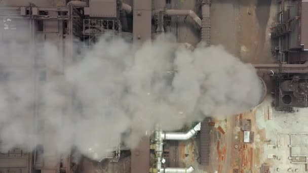 Tubos industriais poluem a atmosfera com fumaça, poluição ecológica, pilhas de fumaça . — Vídeo de Stock