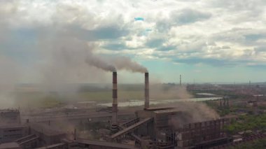 Sanayi boruları duman, ekoloji kirliliği, duman yığınları ile atmosferi kirletmek.