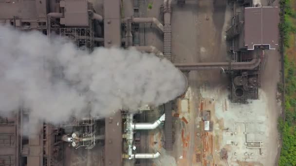 Vista aérea. Fumaça suja e fumaça de tubos de fábrica de aço e altos-fornos . — Vídeo de Stock