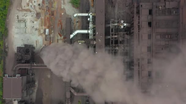 Vista superior de la planta metalúrgica. Humo saliendo de las tuberías de la fábrica . — Vídeos de Stock