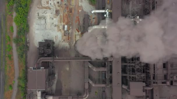 Flygvy. Smutsig rök och smog från rör av stålfabrik och masugnar. — Stockvideo