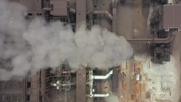 Bovenaanzicht van de metallurgische fabriek. Rook die uit de fabriek pijpen. — Stockvideo