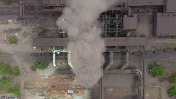 Bovenaanzicht van de metallurgische fabriek. Rook die uit de fabriek pijpen. — Stockvideo