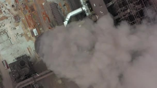 Flygvy. Smutsig rök och smog från rör av stålfabrik och masugnar. — Stockvideo