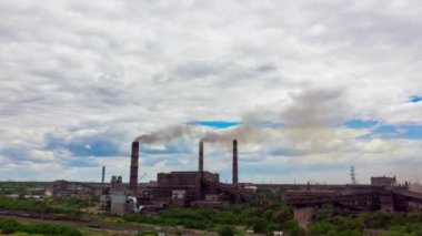 Hiperlapsyon. Kentsel peyzaj bitki ve fabrikaemisyonları, duman ile borugörünümü kirli atmosfer füme.