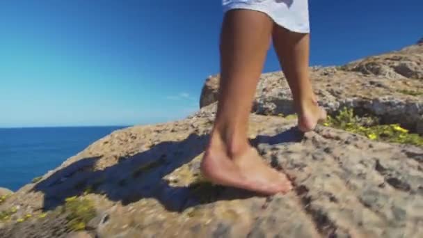 Nagie kobiece nogi chodzenie stopy na skalistym terenie. — Wideo stockowe