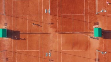 Maç sırasında tenis kortunun havadan görünümü.