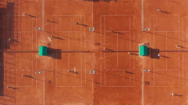 Bir tenis maçının havadan çekilmiş görüntüleri yukarıdan aşağıya. Zaman atlamalı, 4k. — Stok video