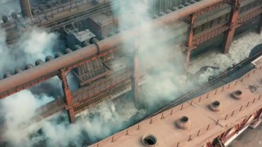 Havadan görünüm. Modern işleme tesisinde konveyör üzerinde kömür hareketi.