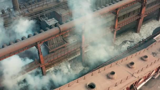 Vista aérea. Movimiento del carbón en el transportador en la planta de procesamiento moderna . — Vídeos de Stock