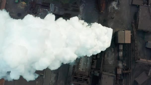 Luchtfoto. Rookvrije schoorsteen. Luchtverontreiniging. — Stockvideo