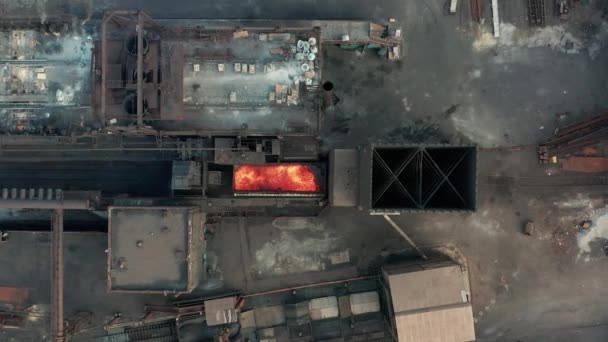 Вид з повітря. Видача гарячого коксу. Металургійний завод . — стокове відео