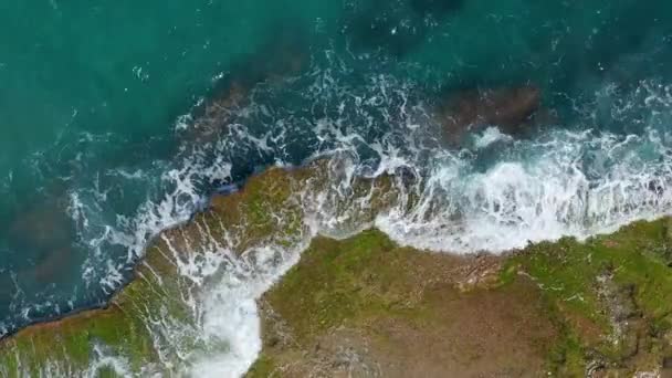 Letecký pohled. Vlny praskajících na skalách. — Stock video