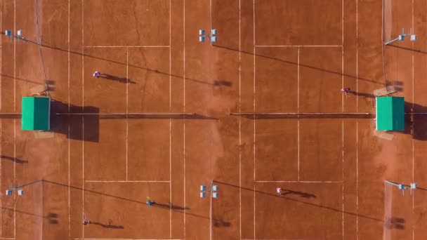 Imágenes aéreas de arriba hacia abajo de un partido de tenis. Gyperlapse, 4K . — Vídeo de stock