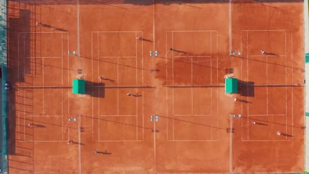 Luftaufnahme des Tennisplatzes während eines Matches. — Stockvideo