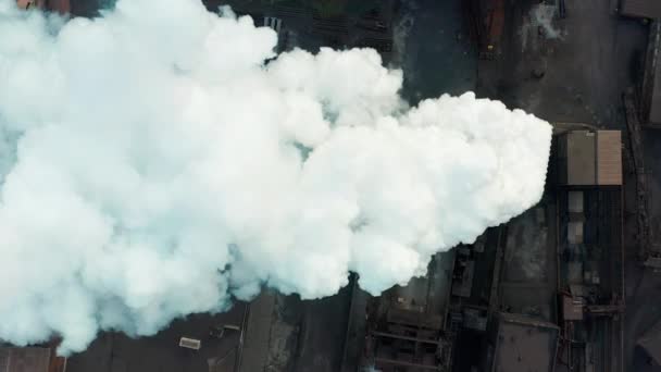 Vue aérienne. Tuyau industriel polluent l'atmosphère avec de la fumée, pollution écologique, usine industrielle pollue, cheminées de fumée . — Video