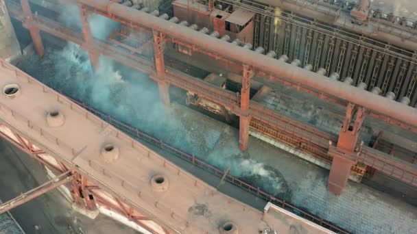 Vue aérienne. Déplacement du charbon sur convoyeur dans une usine de traitement moderne . — Video