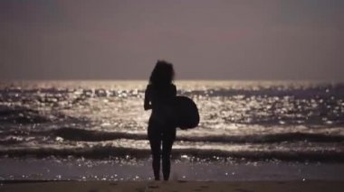 Denizde çalışan kız, yatağı için bodyboarding ile.