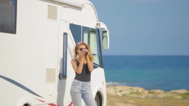 Reis in camper. Reizende vrouw door Mobile motorhome RV Campervan. Vrouw koffie drinken. — Stockvideo