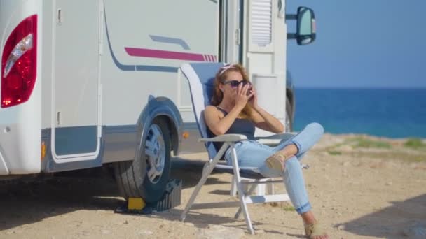 Подорожуйте в автономному будинку. Подорожуюча жінка на мобільному мотоциклі RV campervan. Жінка п'є каву . — стокове відео