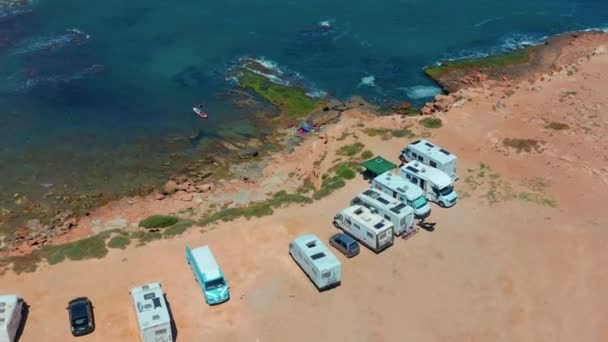 캘리포니아, 미국, 7 월 20 th, 2019: 공중 보기. 바다 근처 바위에 주차장에 많은 캠핑 밴. — 비디오