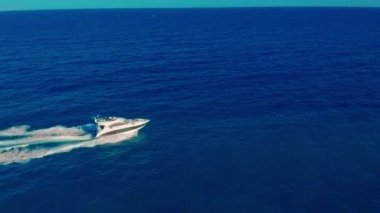 Havadan görünüm. Yüksek hızda su üzerinden seyahat eden bir Powerboat.