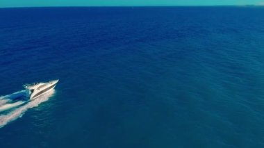 Havadan görünüm. Yüksek hızda su üzerinden seyahat eden bir Powerboat.