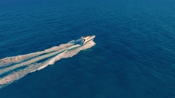 Vista aérea. Un barco de motor que viaja a través del agua a alta velocidad . — Vídeo de stock