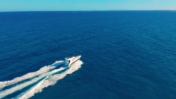 Havadan görünüm. Tekne denizde hareket eder. Mavi denizde bir tekne. Konsept seyahat ve tatil. — Stok video