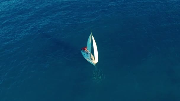 Vedere aeriană. Iahtul navighează pe marea deschisă. Yachting cu vele în ziua vântului . — Videoclip de stoc