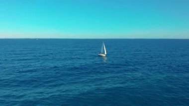 Havadan görünüm. Açık denizde yat yelken. Rüzgarlı günde yelken ile Yatçılık.