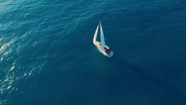 Vista aerea. Yacht a vela sul mare aperto. Yachting con le vele in su al giorno ventoso . — Video Stock