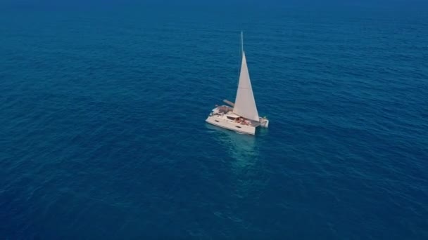 Katamaran pluje po moři. Vzdušný výstřel katamaran plachtění ve větru. — Stock video