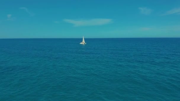 Vista aerea. Grande catamarano a vela in mare aperto . — Video Stock