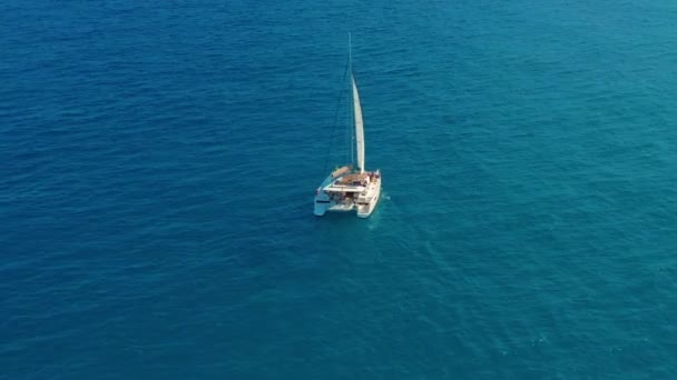 Katamaran denize açılıyor. Rüzgarda yelken Katamaran havadan çekim. — Stok video