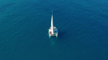 Katamaran denize açılıyor. Rüzgarda yelken Katamaran havadan çekim.