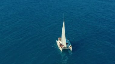 Havadan görünüm. Açık denizde büyük yelkenli katamaran.