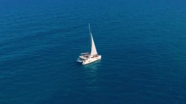 Katamaran denize açılıyor. Rüzgarda yelken Katamaran havadan çekim.