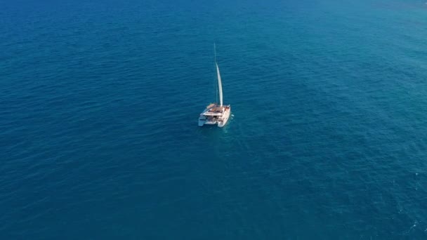 Flygvy. Storsegel katamaran i det öppna havet. — Stockvideo