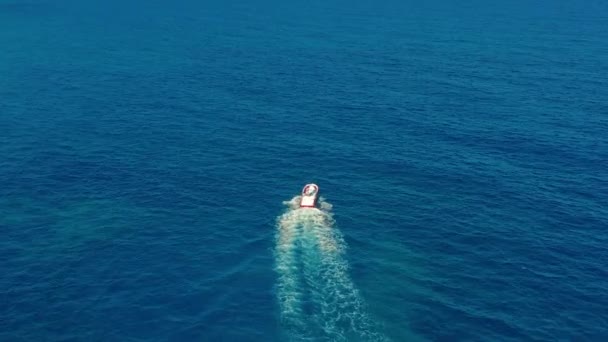 Aerial view. Boat moves on the sea. One boat in the blue sea. Concept travel and vacation. — Stock Video