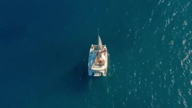 Katamaran denize açılıyor. Rüzgarda yelken Katamaran havadan çekim.